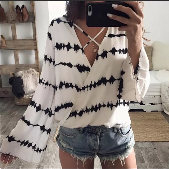 Beautiful long sleeve black and white top - Picture 2 of 3